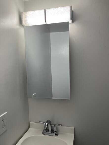 Building Photo - 1006 F St NE