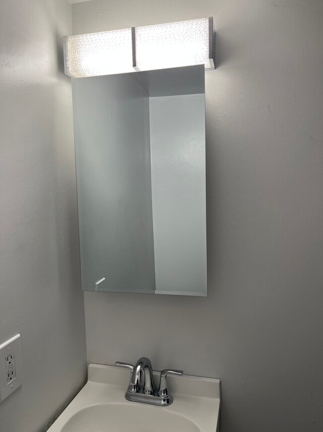 Building Photo - 1006 F St NE