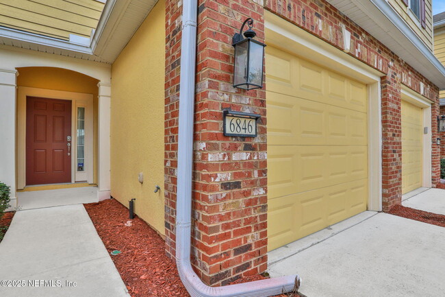 Building Photo - 6846 Roundleaf Dr