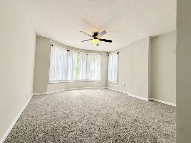 Building Photo - **Hawthorne Place** Pet Friendly 5 Large Bedrooms 2 Full Baths!