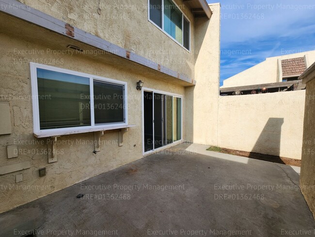 Building Photo - Charming 3 bedroom, 2.5 bathroom condo loc...