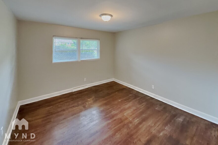Building Photo - 5201 Pinebrook Dr