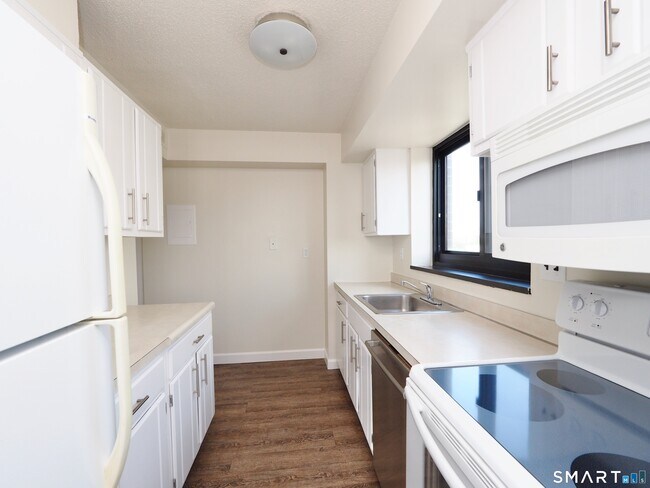 Building Photo - 44 Strawberry Hill Ave