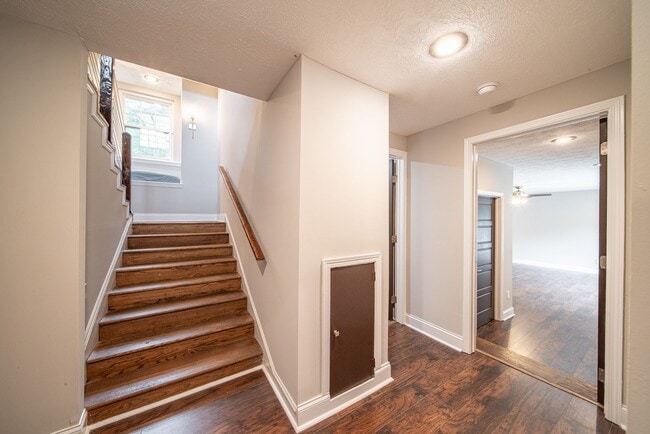 Building Photo - 4 bedroom/3 bath, 3711 sqft in Midtown!