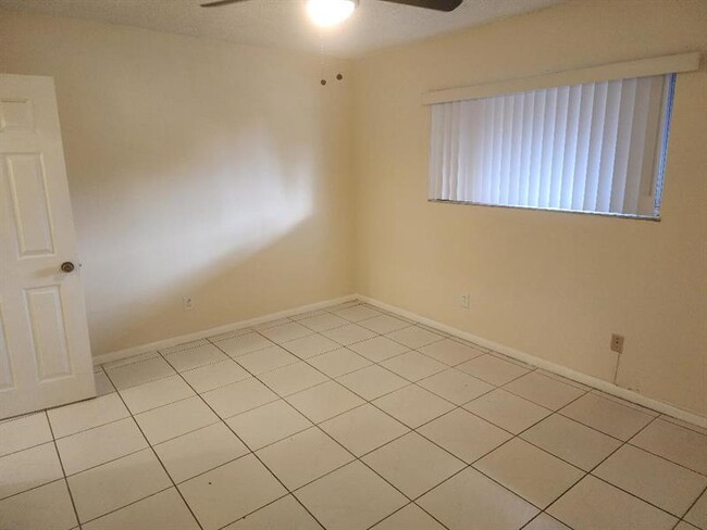 Building Photo - 3591 Inverrary Dr