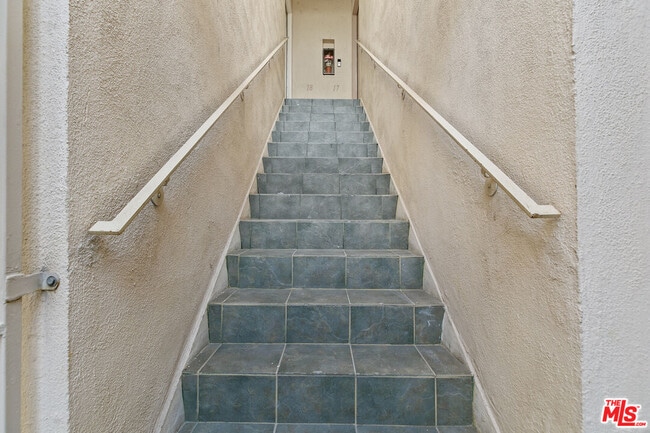 Building Photo - 330 E Dryden St