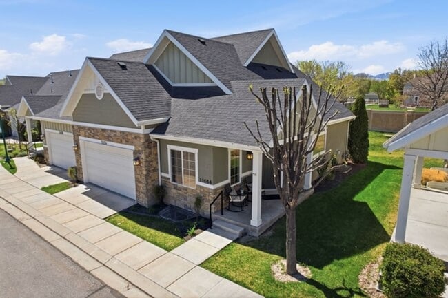 Building Photo - Beautiful Riverton Townhome in Gated Community!