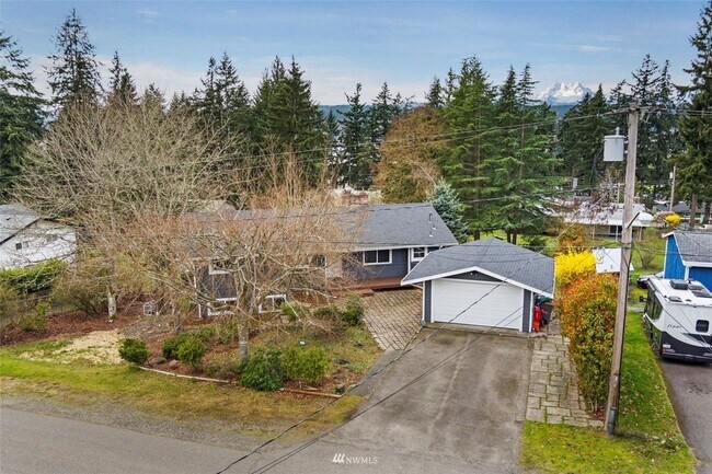 Building Photo - Beautiful 4 Bedroom Close to Everything!
