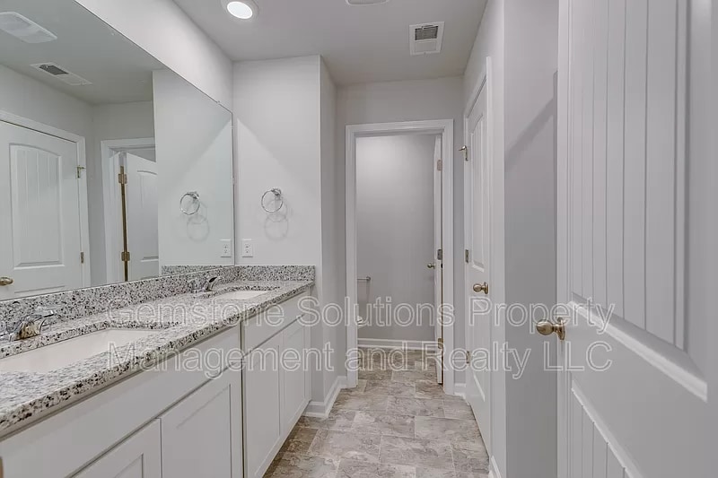 Building Photo - 608 Clifford Heights