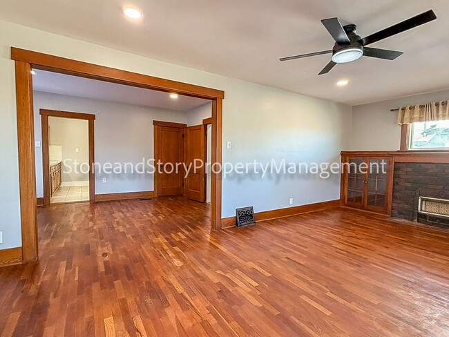 Building Photo - 2 bedroom 1 bath near the hospitals