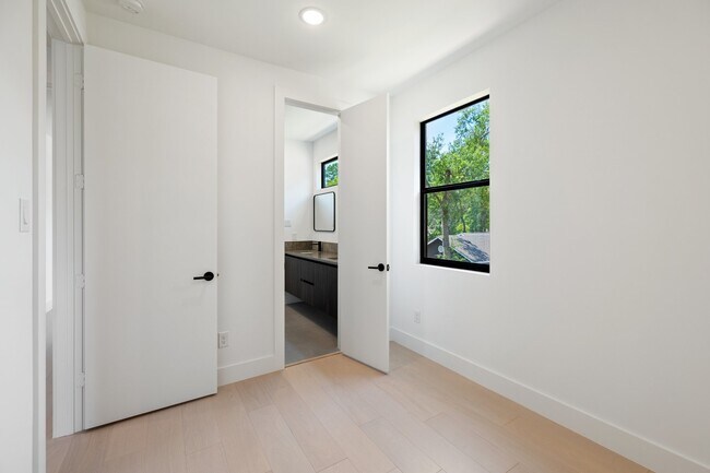 Building Photo - 1420 Primrose St
