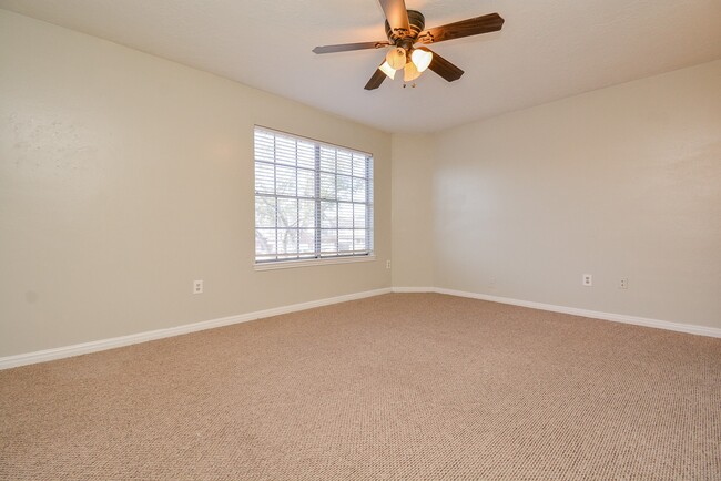 Building Photo - 516 Birdsong Dr