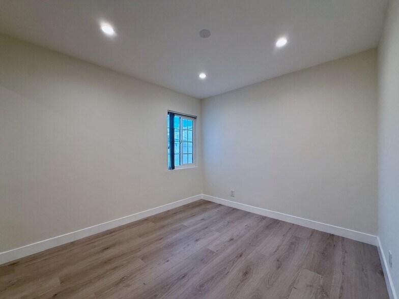 Building Photo - 1004 S Bruce Ln