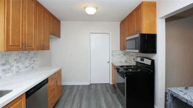 Building Photo - 10920 Mather Ave