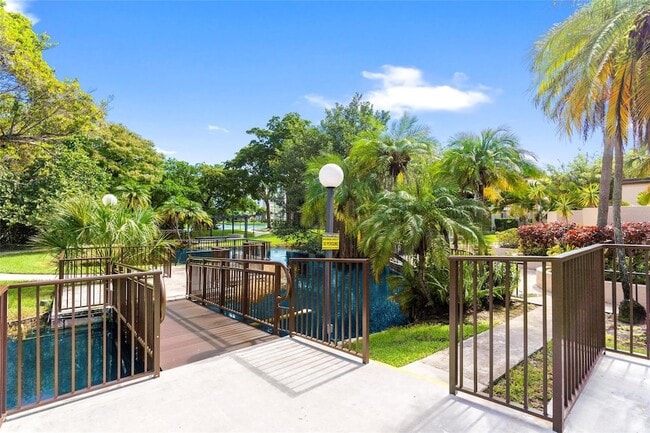 Building Photo - 2226 N Cypress Bend Dr