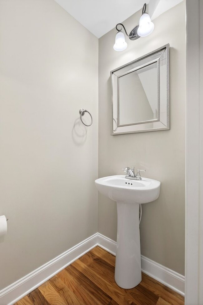 Building Photo - Luxury Size Townhome