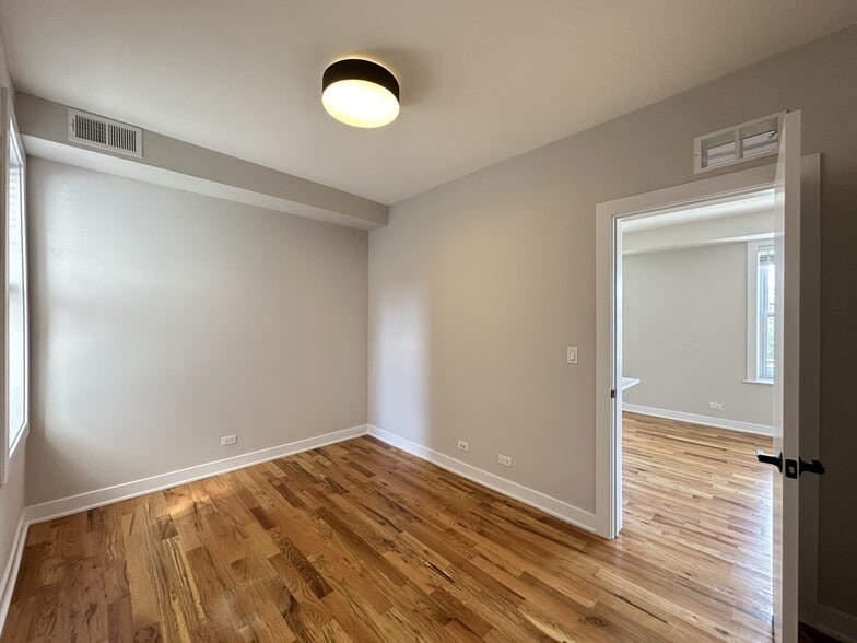 Building Photo - 649 W Wrightwood Ave