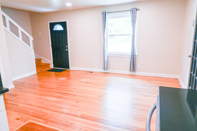 Building Photo - 1001 Willow Lawn Dr