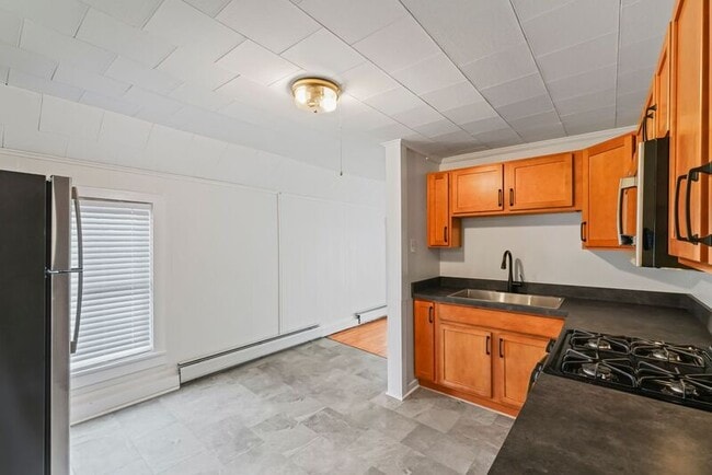 Building Photo - 2 New St