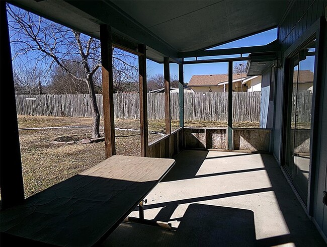 Building Photo - 1913 Killarney Dr