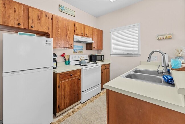 Building Photo - 15010 Leeward Dr