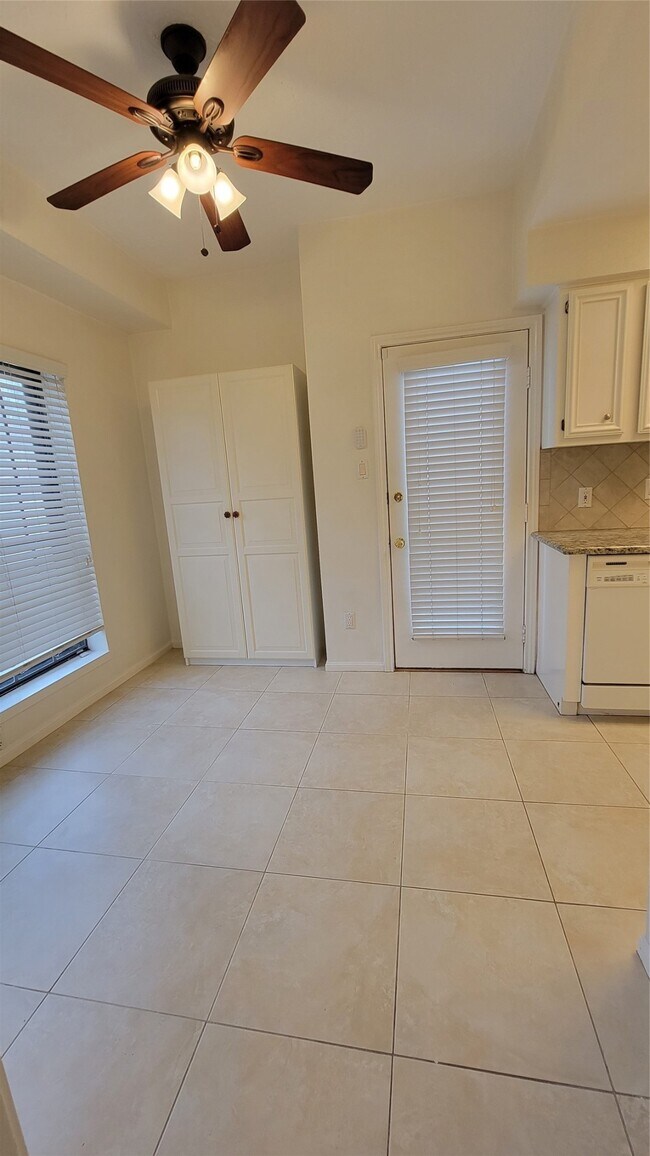 Building Photo - 800 Country Pl Dr