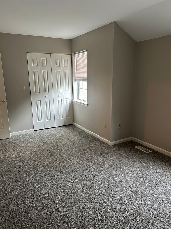 Building Photo - 2 bedroom 1.5 bath townhouse