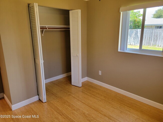 Building Photo - 245 Harbour Dr E