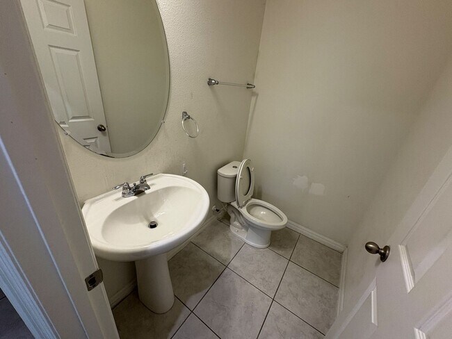 Building Photo - 5 bedroom 3.5 Bath House on Oakland Trails, Easy Turnpike Access No Rear Neighbors