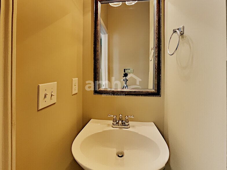Building Photo - 5655 Livingston Ct