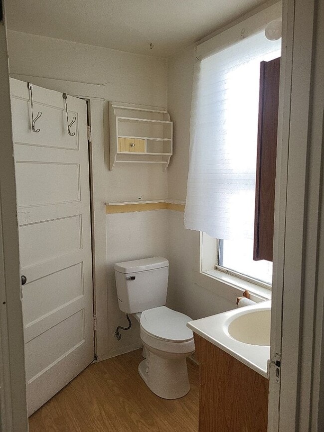 Building Photo - 4381/2 14th St - 2BR house behind Victorian Square in Sparks