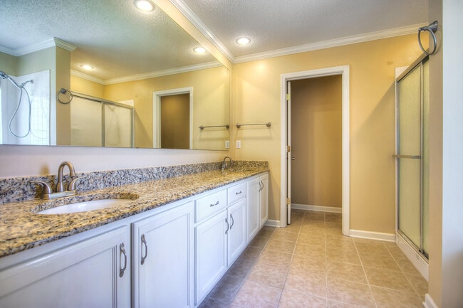 Building Photo - 3165 Foxcroft Cir