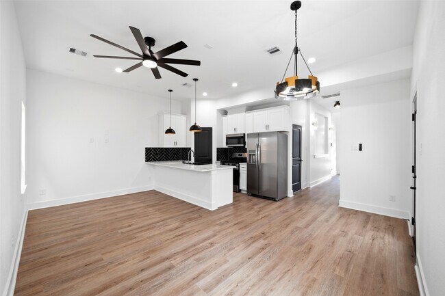 Building Photo - 2107 Esther Dr