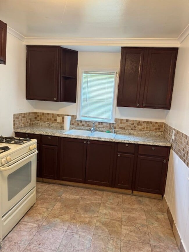 Building Photo - 2 Bed Ranch, newly rehabbed.