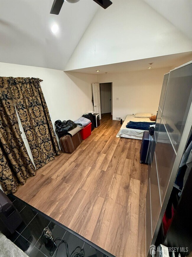 Building Photo - 57 Bender Ave