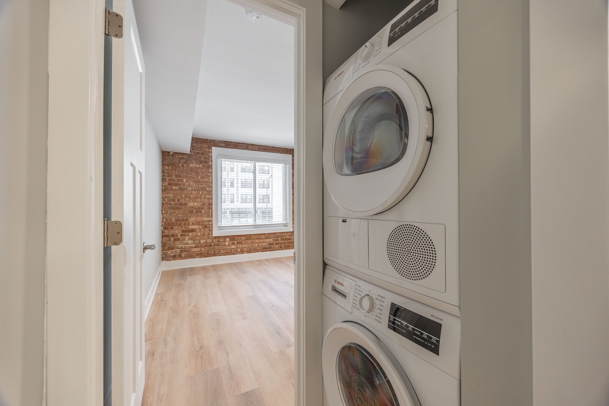 Building Photo - 1225 N La Salle Dr