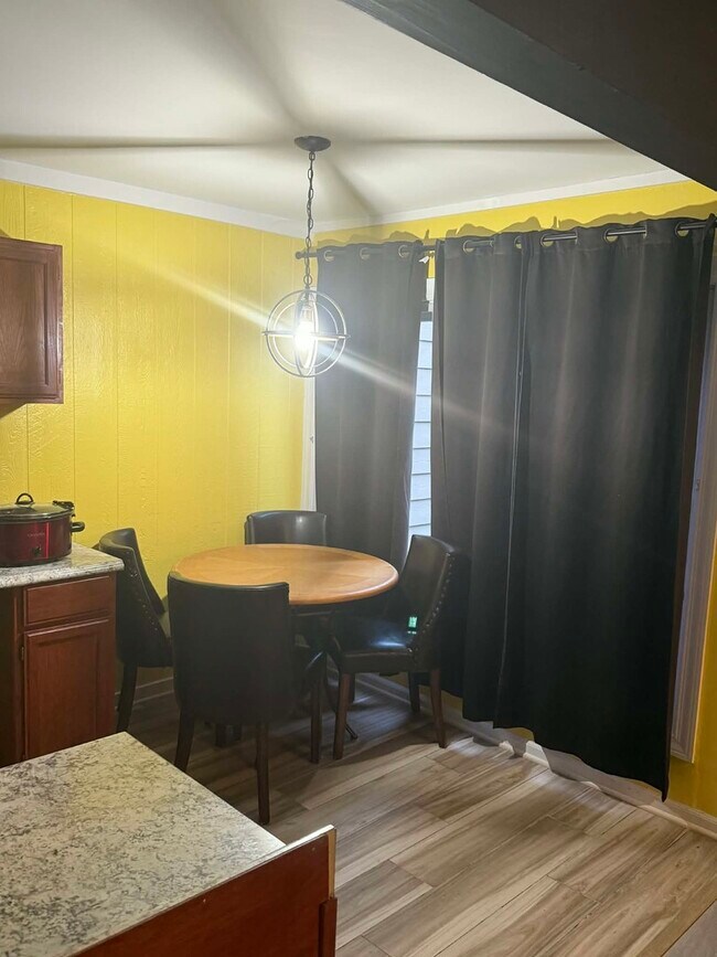 Building Photo - 3325 Beacon St