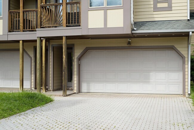 Building Photo - Townhome in the desired Chesapeake Harbour!!!