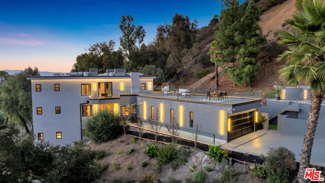 Building Photo - 7966 Mulholland Dr