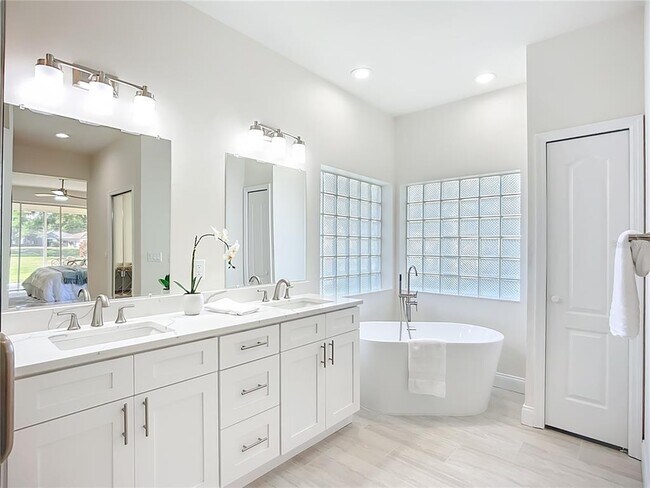 Building Photo - 2960 Sandringham Pl
