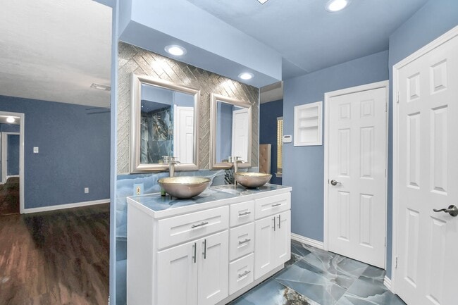 Building Photo - 2510 Hilton Head Dr
