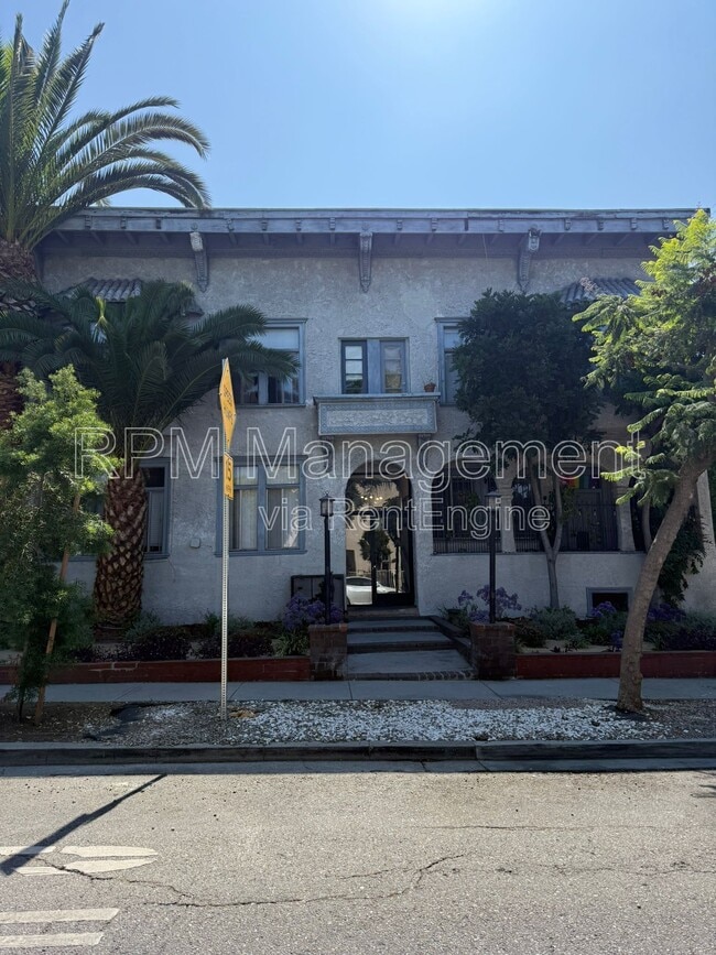 Building Photo - 1114 N Poinsettia Pl