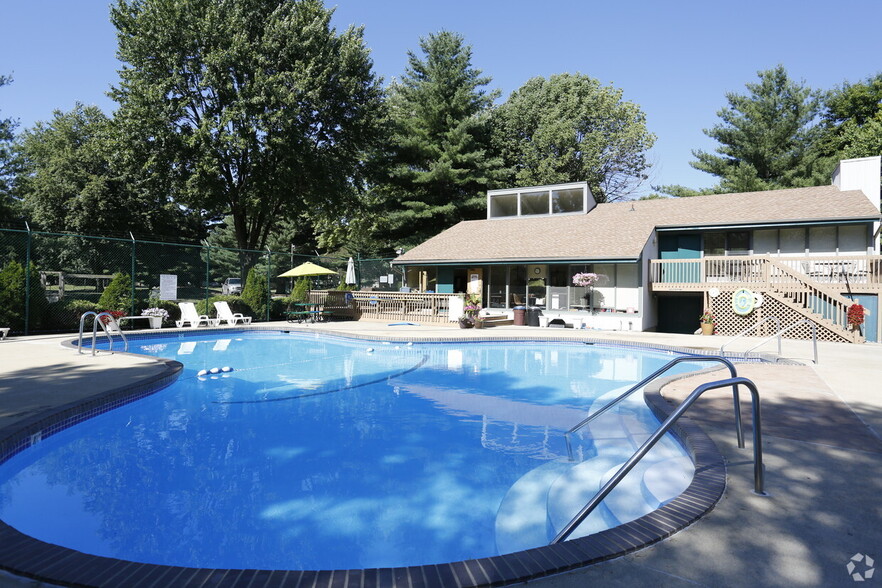 Building Photo - 2109 Melrose Dr