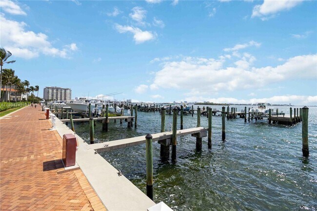 Building Photo - 3023 NE Quayside Ln