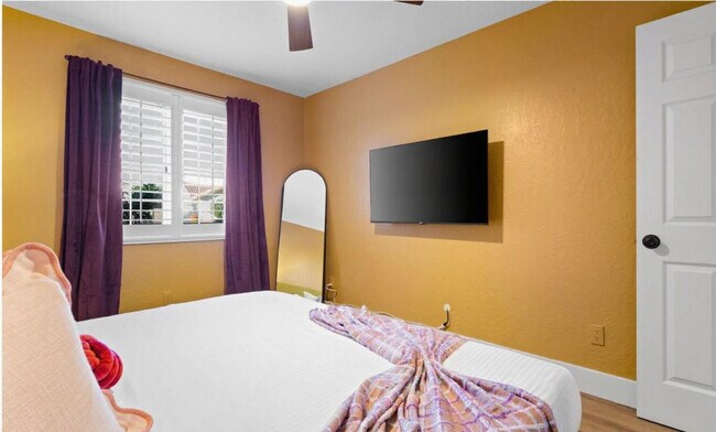 Building Photo - 2431 E Laurel St