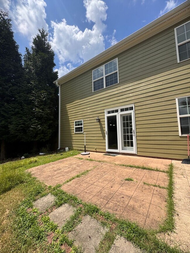 Building Photo - Stunning 5 Bedroom 4 Bath Home with 3 Car ...