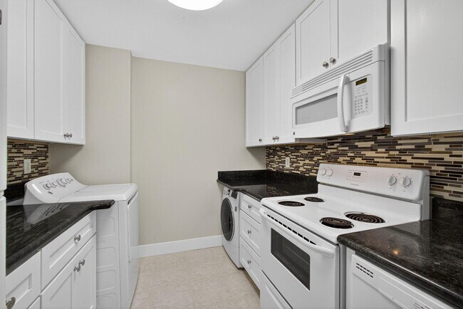 Building Photo - 2040 Greenview Shores Blvd