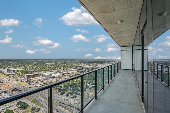 Building Photo - 610 Davis St