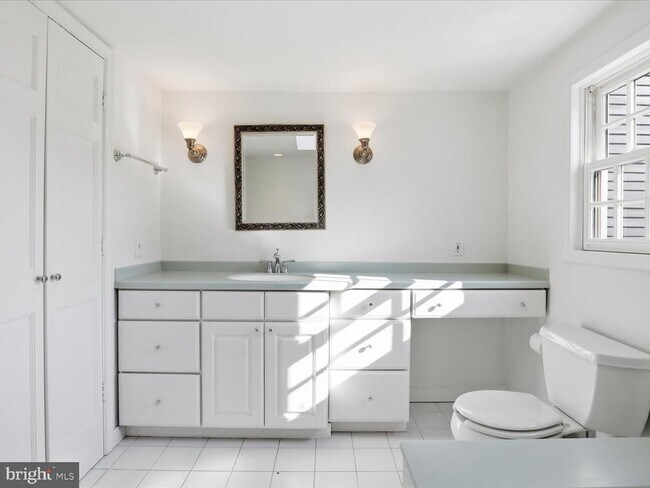 Building Photo - 210 Gibbon St