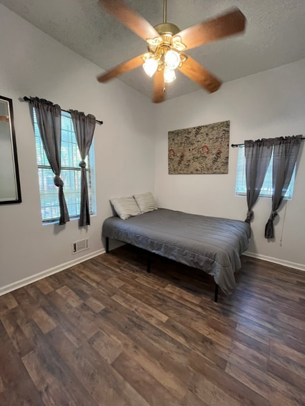 Building Photo - 810 Parsons St SW